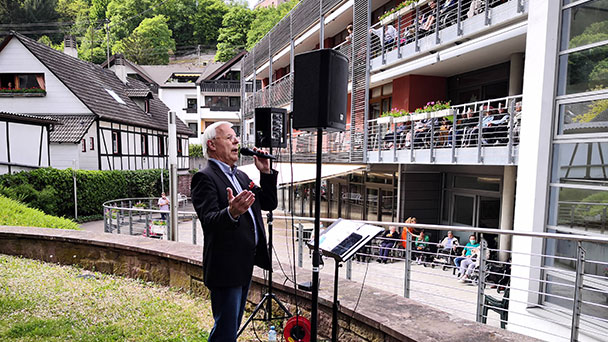 Und wie Elmar Hohmann singen kann – Publikum auf den Balkonen