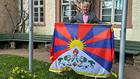 Das Schicksal des Dalai Lama bleibt aktuell – Baden-Badener OB Späth hisst Flagge für Tibet