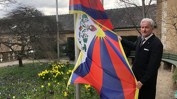 Baden-Badener OB Späth hisst Flagge für Tibet – Recht der Tibeter auf Selbstbestimmung
