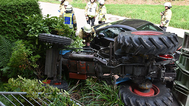 Feuerwehr und Rettungsdienst in Haueneberstein – Traktor verunglückt – Anwohner befreien eingeklemmten Fahrer Feuerwehr und Rettungsdienst in Haueneberstein – Traktor verunglückt – Anwohner befreien eingeklemmten Fahrer