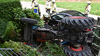 Feuerwehr und Rettungsdienst in Haueneberstein – Traktor verunglückt – Anwohner befreien eingeklemmten Fahrer