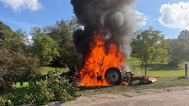 Traktor in Vollbrand – Baden-Badener Feuerwehr verhindert Schlimmeres 