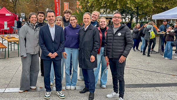 Bürgermeister Roland Kaiser feiert nochmal ein bisschen – Buntes Treiben auf der Fieser-Brücke