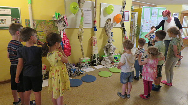 Forschertag auch in Kindertagesstätte Rheinau-Nord – „Papier – das fetzt!“