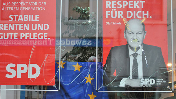 Erneut Attacke auf Wahlkreisbüro von Gabriele Katzmarek in Rastatt – „Teufelsmerkmale“ verunstalten Gesicht von Bundeskanzler Scholz