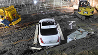 Polizei veröffentlicht Foto vom dramatischen Ende einer Flucht - Jaguar stürzte in Tunnelbaustelle vier Meter in die Tiefe
