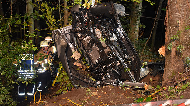 Schwerer Unfall in Ebersteinburg – Feuerwehr befreite Fahrer aus Auto