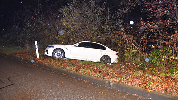 Baden-Badener Feuerwehr rettet BMW vor dem Abrutschen – Glückliches Ende in der  Leopoldstraße