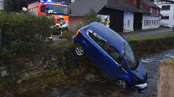 Auto in Lichtental in die Oos gestürzt – Fahrerin von Feuerwehr mit Drehleiter gerettet Auto in Lichtental in die Oos gestürzt – Fahrerin von Feuerwehr mit Drehleiter gerettet