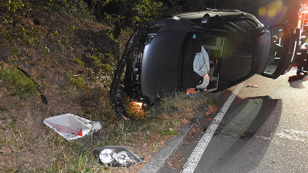 Feuerwehreinsatz an der Wolfsschlucht – Auto überschlug sich – Fahrer in die Kink eingeliefert