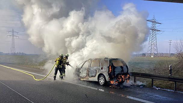 Auto auf A5 in Flammen – Baden-Badener Feuerwehr zur Stelle Auto auf A5 in Flammen – Baden-Badener Feuerwehr zur Stelle