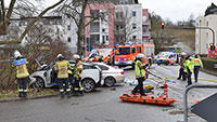 Details zu Unfall und Feuerwehreinsatz in der Rheinstraße – Drei Schwerverletzte nach Frontalzusammenstoß – Bergung von Elektrofahrzeug „aufwendig“