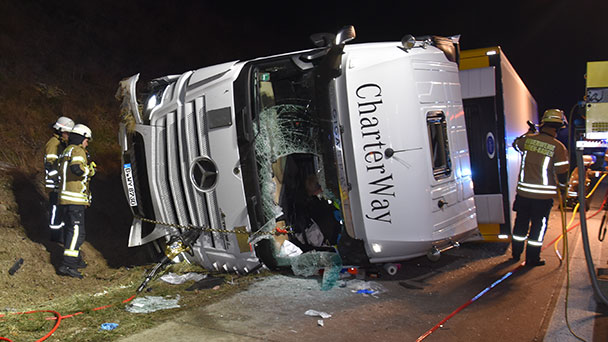 Baden-Badener Feuerwehr rettet Verunglückte – Lastwagen auf der A5 umgestürzt