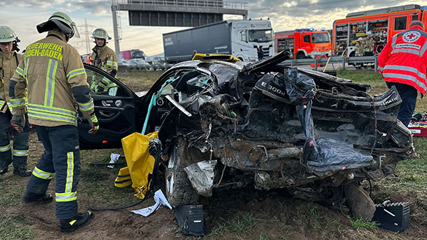 Auf der Autobahn mehrfach überschlagen – Baden-Badener Feuerwehr befreite Autofahrer