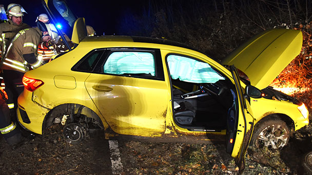 Feuerwehreinsatz in Ebersteinburg – E-Auto aus der Kurve getragen