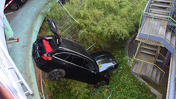 Spektakulärer Unfall in Parkhaus am Festspielhaus – Auto stürzt in die Tiefe