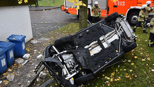 Schwerer Unfall in Baden-Badener Weststadt – Auto stürzte von Parkdeck – Schwerverletzter Fahrer