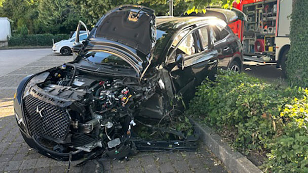 Feuerwehr schnell bei Unfall in der Sinzheimer Straße – Ziemlich demolierte Autos