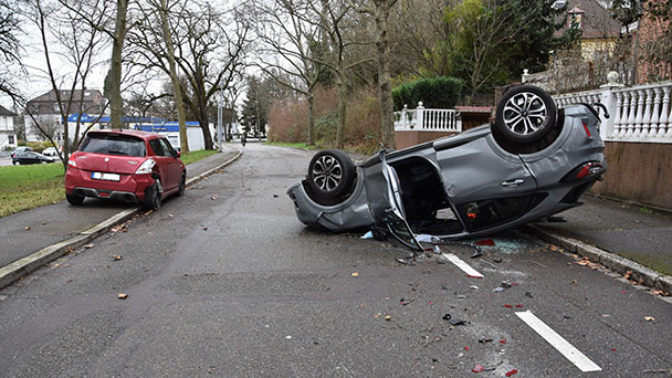 Unfall in der Rheinstraße – Auto überschlagen – Insassen in Klinik eingeliefert