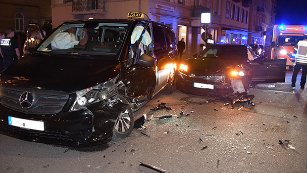 Drei Verletzte bei Unfall in Baden-Badener Innenstadt – Taxi beteiligt – Feuerwehr im Einsatz 