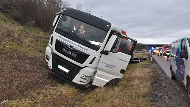 Autobahn bei Bühl musste vorübergehend gesperrt werden – Lastwagenfahrer verlor Kontrolle 