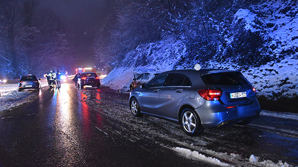Zwei Verletzte und sechs beteiligte Autos bei Unfall in der Wolfsschlucht – Ursache Glatteis und Schneeglätte