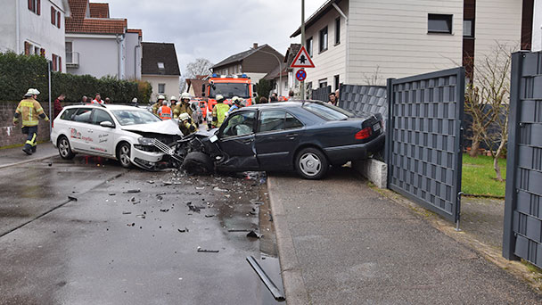 Schwerer Unfall in Balg – Durchgangsverkehr gesperrt – Mehrere Verletzte
