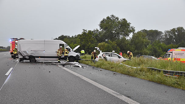Mehrere Verletzte auf A5 – Baden-Badener Feuerwehr im Einsatz – Autobahn Richtung Norden gestern Abend komplett gesperrt