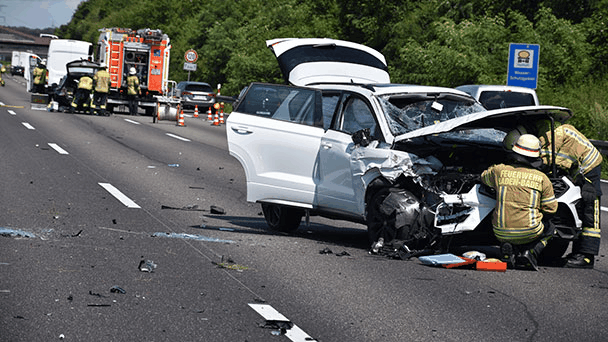 Auto auf A5 bei Baden-Baden überschlagen – Alle drei Fahrstreifen blockiert 