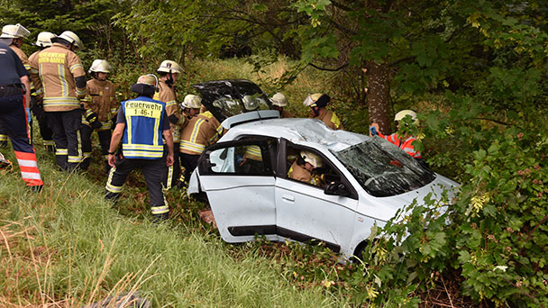 Schwerer Unfall zwischen Ebersteinburg und Selbach – Baden-Badener Feuerwehr befreite eingeklemmte Autofahrerin