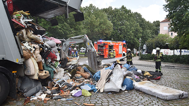 Brennendes Müllauto in Baden-Baden – Geistesgegenwärtiger Fahrer steuerte Lastwagen auf Busparkplatz – Feuerwehr war schnell zur Stelle