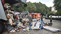 Brennendes Müllauto in Baden-Baden – Geistesgegenwärtiger Fahrer steuerte Lastwagen auf Busparkplatz – Feuerwehr war schnell zur Stelle