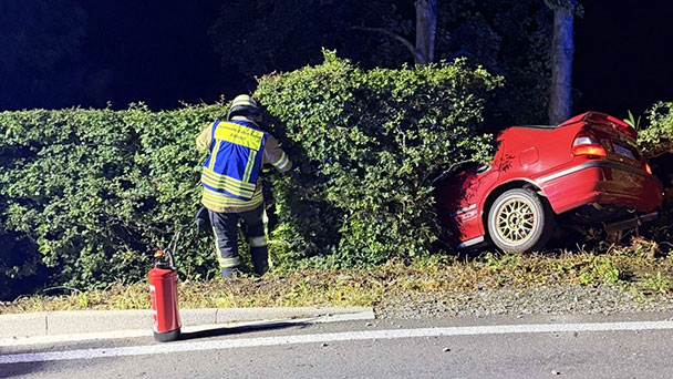 Feuerwehr Baden-Baden rettet Autofahrer am Hofgut Fremersberg – Drei von vier Insassen konnten sich selbst aus Unfall-Auto befreien