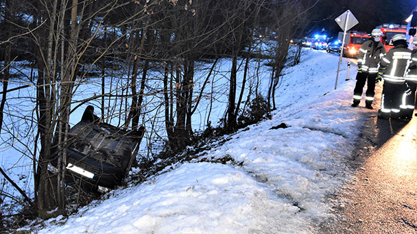 Schneeunfall in Oberbeuern – Feuerwehr musste Autofahrer befreien – Verkehr fast zwei Stunden gesperrt