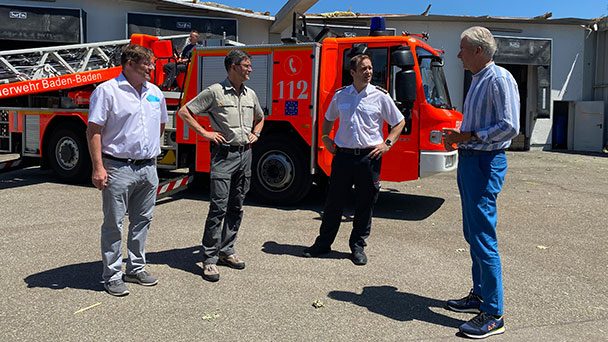 Baden-Badener OB Späth kümmert sich um Sturmschäden – Besichtigung auf Drehleiter in Sandweier