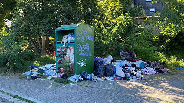 Verwahrlosung der Städte – Vermüllung auch in Rastatt mit neuem Ausmaß – Um illegale Kleidercontainer entstehen wilde Deponien