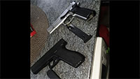 Messerangriff auf Arpaschi wirft doch Fragen auf – "Verdacht auf unerlaubten Waffenbesitz" – Pistolen auf Facebook-Foto