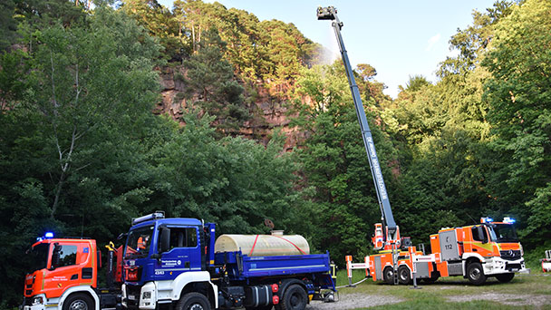 Polizei vermutet Brandstiftung bei Waldbrand in Baden-Baden – Ermittlungen dauern an