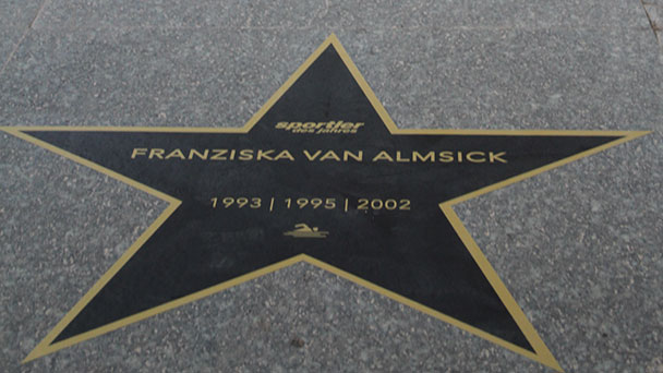„Walk of Sports“ zur 50. Gala „Sportler des Jahres“ - Alle Einzelsieger seit 1960 erhalten Stern vor dem Kurhaus Baden-Baden