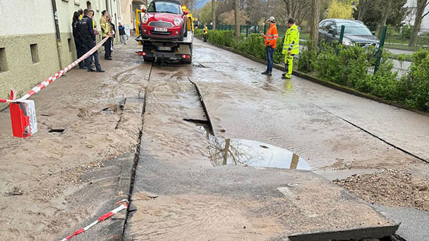 Zweite Wasserleitung in der Fürstenbergeallee ebenfalls beschädigt – Ursache für Rohrbruch am Karfreitag noch unklar Zweite Wasserleitung in der Fürstenbergeallee ebenfalls beschädigt – Ursache für Rohrbruch am Karfreitag noch unklar