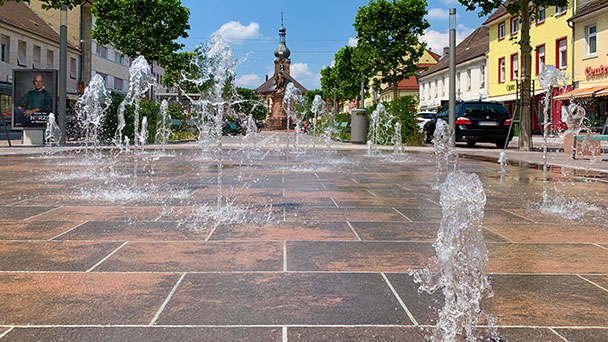 Fontänen in oberen Kaiserstraße aktiv – Neue Verkehrsregelung in Rastatt 