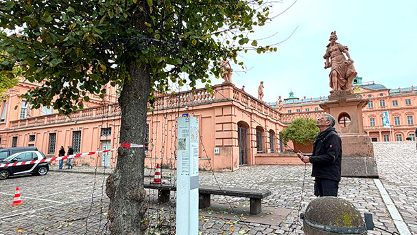 In Rastatt wird es schon weihnachtlich – Weihnachtsbeleuchtung aufgehängt