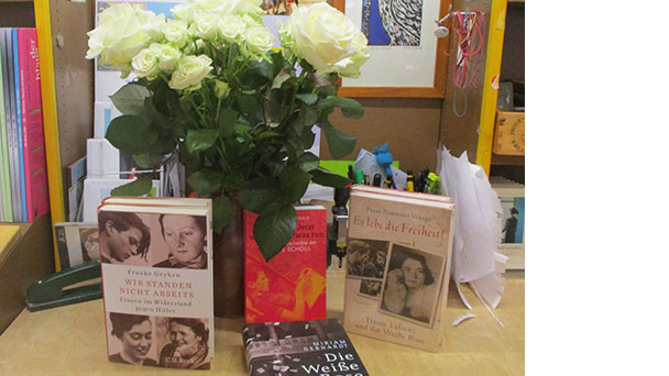 Aktion „Weiße Rose“ in der Buchhandlung Strass – Vor 76 Jahren wurden die Geschwister Scholl und Christoph Probst hingerichtet
