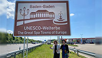 Welterbe-Schild Baden-Baden an der Autobahn – OB Mergen präsentiert dritte „Touristische Unterrichtungstafel“ nach Museum Frieder Burda und Therme