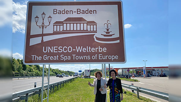Welterbe-Schild Baden-Baden an der Autobahn – OB Mergen präsentiert dritte „Touristische Unterrichtungstafel“ nach Museum Frieder Burda und Therme