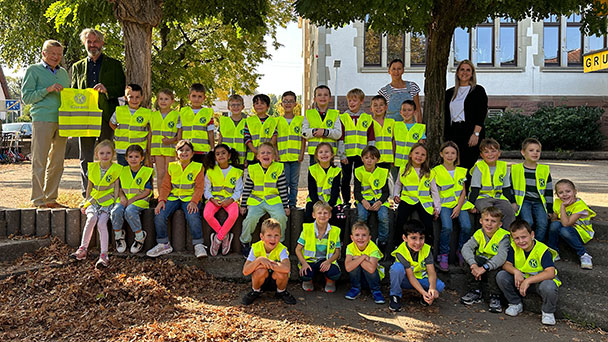 Hellgelb leuchtende Grundschüler in Baden-Baden – 900 Warnwesten für Erstklässler