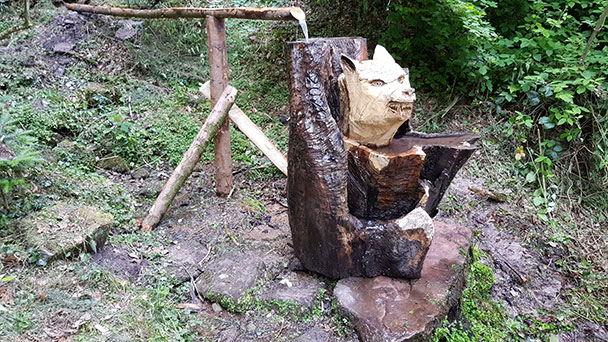 Umgestürzte Eiche zu Kunst verarbeitet – „Wolfsbrunnen“ als neue Sehenswürdigkeit auf Brünnelesweg