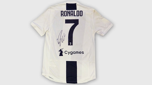 Hilfe für todkranke Sofija – Cristiano Ronaldo versteigert Trikot bei Baden-Badener Charity-Auktionsportal Hilfe für todkranke Sofija – Cristiano Ronaldo versteigert Trikot bei Baden-Badener Charity-Auktionsportal