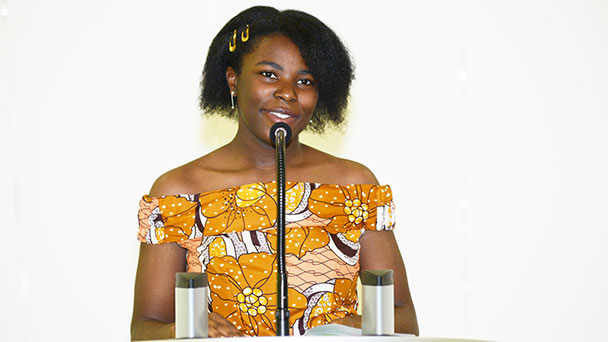 Übergabe der Abi-Zeugnisse am RWG – „Abgespeckte, aber dennoch würdigen Zeremonie“ – Yoela Aithnard ist Scheffelpreisträgerin 