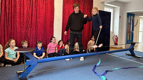 Noch besser als TikTok – Begeisterte Schüler bei Zirkuswoche in Baden-Baden-Balg 